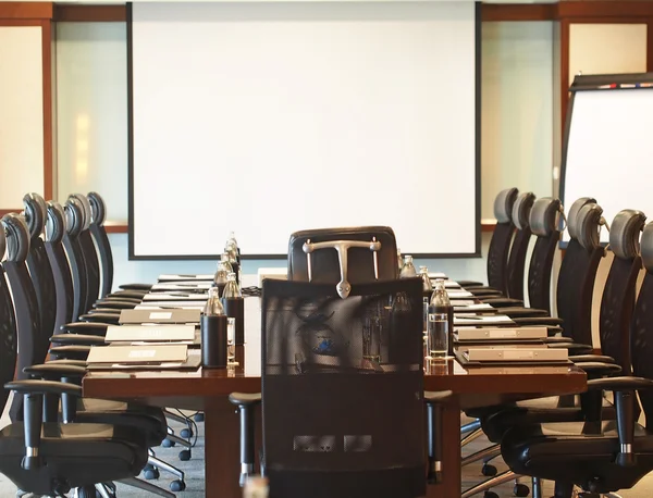 Uma foto detalhada de uma sala de reuniões, selecione o foco — Fotografia de Stock