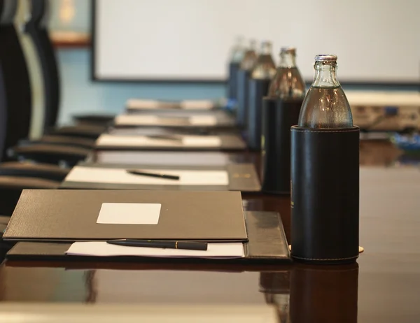 Uma foto detalhada de uma sala de reuniões, selecione o foco — Fotografia de Stock