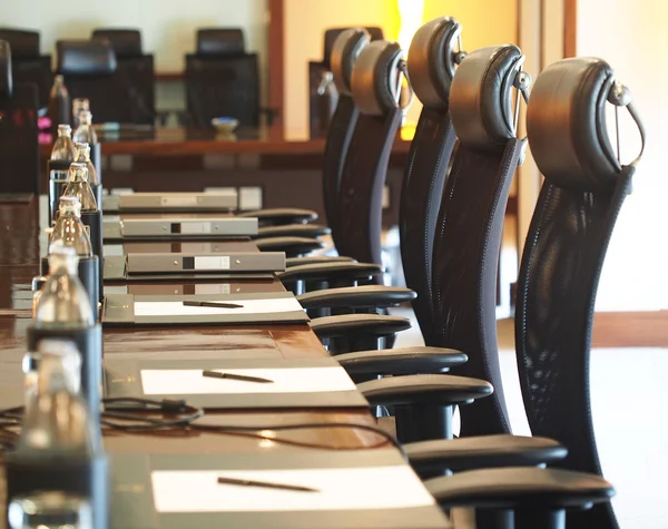 Uma foto detalhada de uma sala de reuniões, selecione o foco — Fotografia de Stock