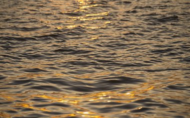 Arka plan fotoğraf, güneş parlamayı karanlık deniz suyu ile dalga paterni, select odak üzerinde