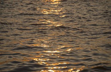 Arka plan fotoğraf, güneş parlamayı karanlık deniz suyu ile dalga paterni, select odak üzerinde