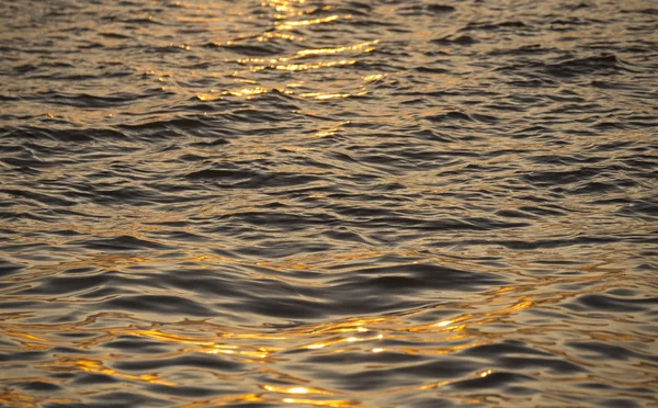 Hintergrundbild, Sonnenblendung auf dunklem Meerwasser mit Wellenmuster, Fokus auswählen — Stockfoto