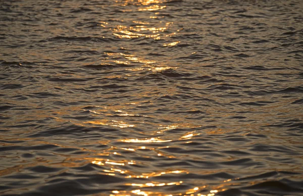 Hintergrundbild, Sonnenblendung auf dunklem Meerwasser mit Wellenmuster, Fokus auswählen — Stockfoto