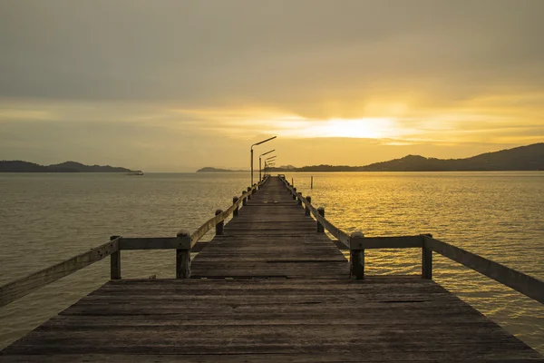 Die Holzbrücke bei Sonnenuntergang bei schönem Tag, ranong thailand — Stockfoto