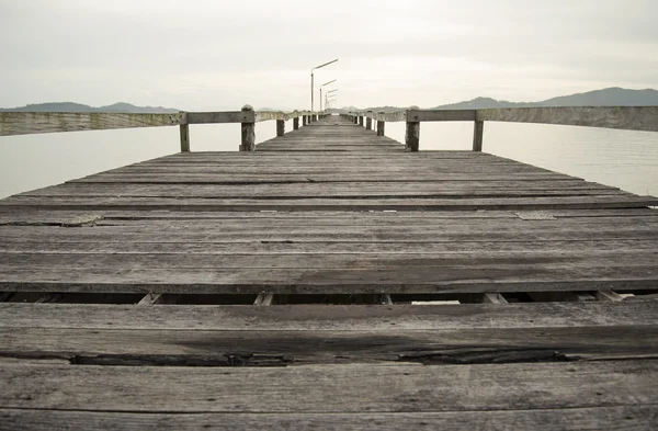 Die holzbrücke auf die zeit bei schönem tag, ranong thailand — Stockfoto