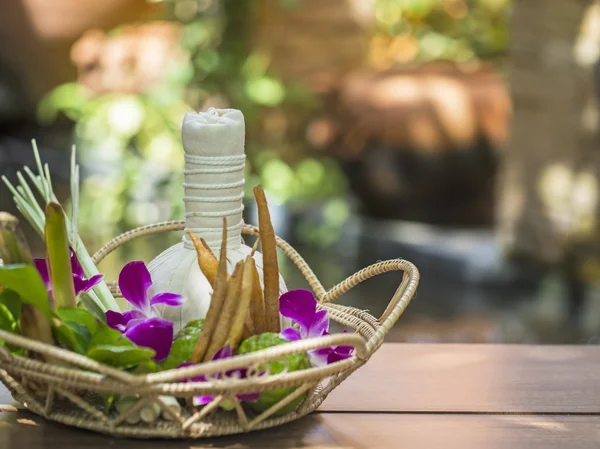 Natürliche Wellness-Inhaltsstoffe Kräuterkompresse Ball und pflanzliche Inhaltsstoffe für alternative Medizin und Entspannung thailändisches Wellness-Thema mit Seidenstoff — Stockfoto