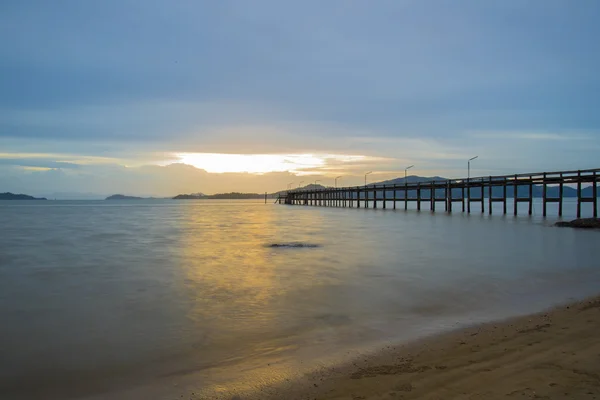 Die Holzbrücke bei Sonnenuntergang bei schönem Tag, ranong thailand — Stockfoto