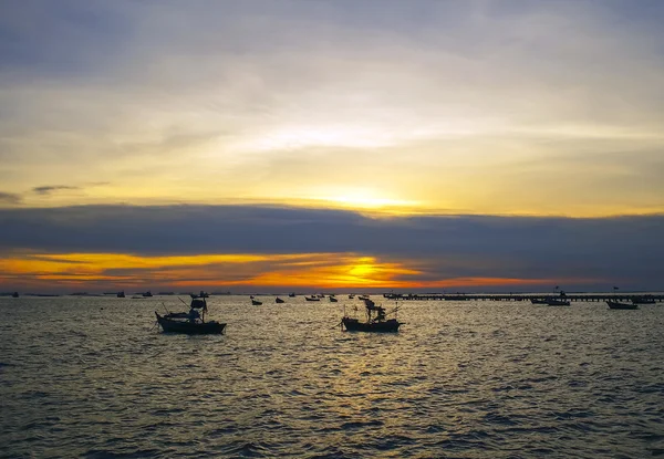 Paisaje con puesta de sol en la orilla del mar y hermoso cielo, Bangpha, Tailandia — Foto de Stock