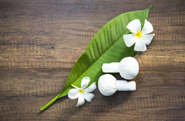 Spa Masaj sıkıştırmak topları, çiçek, Tayland ile bitkisel topu — Stok fotoğraf