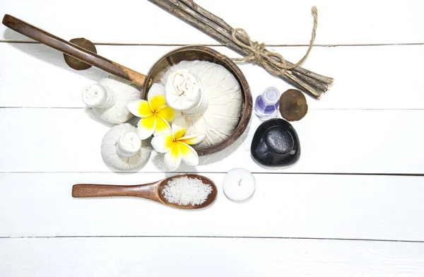 Tratamientos de Spa y masaje en madera blanca —  Fotos de Stock