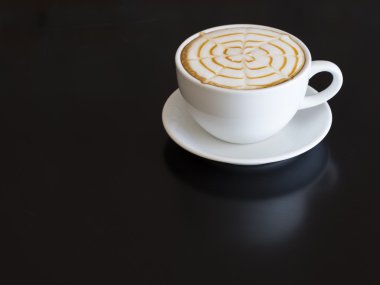 Ahşap masa arka plan, yumuşak odak üzerinde kahve fincanı