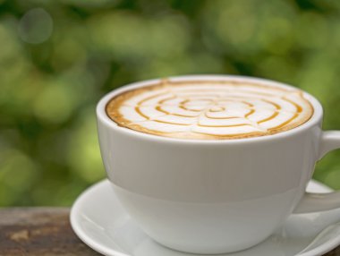 kahve fincanı ahşap masa, yumuşak odak üzerinde