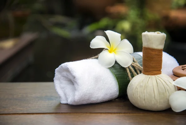 Spamassage komprimera bollar, växtbaserade bollen på trä med behandlingen spa, Thailand, mjukt fokus — Stockfoto