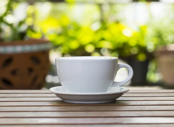Kaffeetasse auf Holztisch, weicher Fokus — Stockfoto