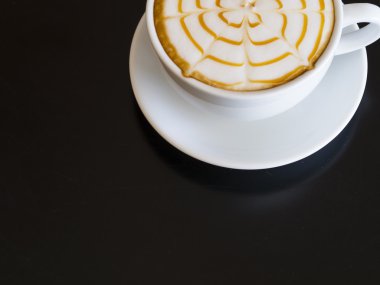 Geri ahşap masa arka plan, yumuşak odak üzerinde kahve fincanı