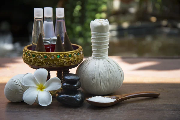 Спа массаж сжатия шарики, травяной мяч с солью, куркумы и аромат, Таиланд, выберите фокус — стоковое фото