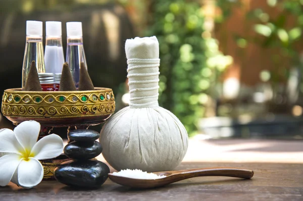 Wellness-Massagebälle, Kräuterbällchen mit Salz, Kurkuma und Aroma, Thailand, ausgewählter Schwerpunkt — Stockfoto
