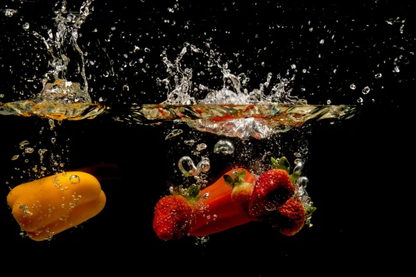 Foto de legumes caiu debaixo de água — Fotografia de Stock