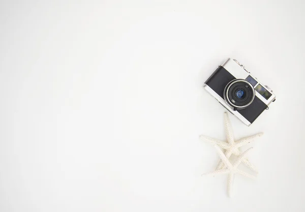 Vintage fotocamera met zee dier op hout wit — Stockfoto