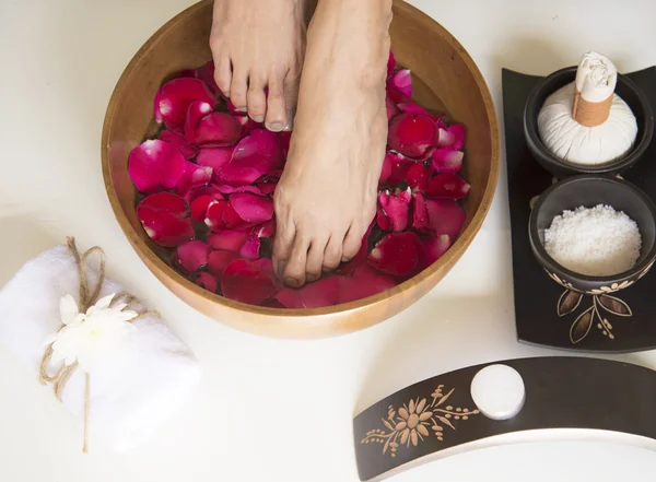 Tratamiento de spa y producto para pies femeninos spa, Tailandia. seleccionar y enfoque suave —  Fotos de Stock