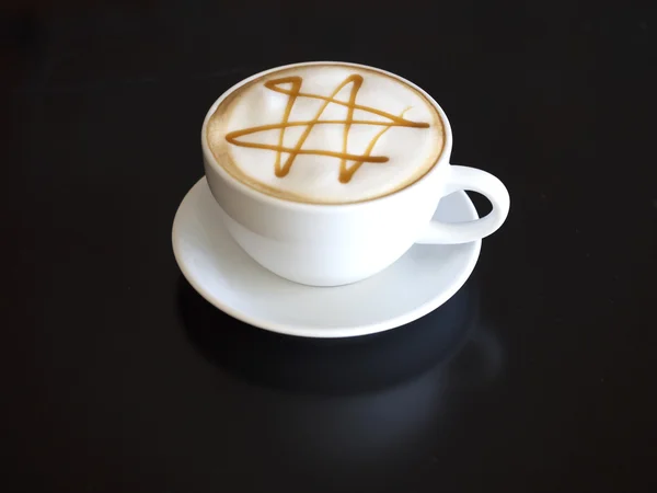 Tazza da caffè su tavolo in legno, soft focus — Foto Stock