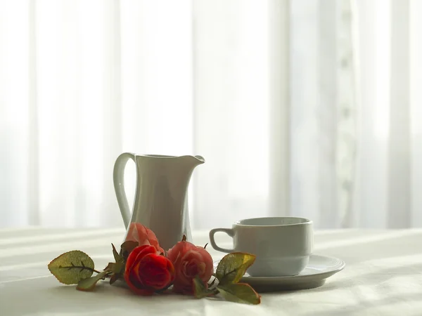 Café frais du matin sur le lit, sélectionnez focus . — Photo