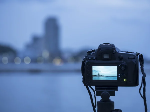 Zár-megjelöl fényképezőgép az éjszakai kilátás-város, táj háttér életlen — Stock Fotó