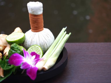 Doğal Spa maddeler için alternatif tıp ve gevşeme Thai Spa bahis ile ipek kumaş, Tayland, Thailand, odağı seçin