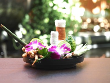 Doğal Spa maddeler için alternatif tıp ve gevşeme Thai Spa bahis ile ipek kumaş, Tayland, Thailand, odağı seçin
