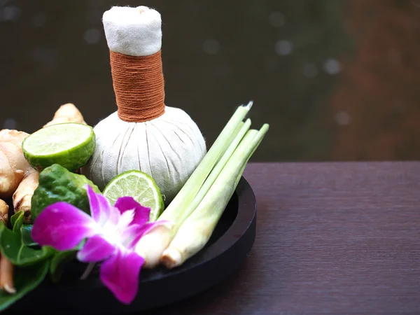 Natürliche Wellness-Inhaltsstoffe für alternative Medizin und Entspannung thailändisches Wellness-Thema mit Seidenstoff, Thailand, ausgewählter Fokus — Stockfoto