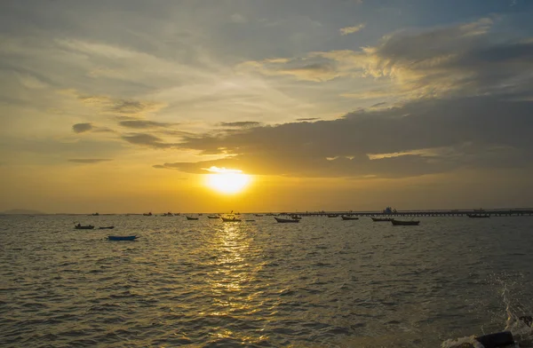 Paisaje con puesta de sol en la orilla del mar y hermoso cielo, Bangpha, Tailandia — Foto de Stock