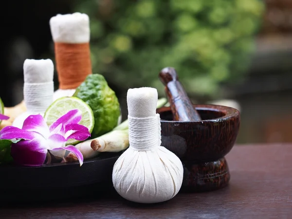 Спа ингредиенты травяной компресс-мяч и травяные ингредиенты для альтернативной медицины и отдыха Thai Spa — стоковое фото