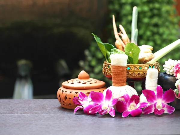 Natural Spa Ingredientes ervas comprimir bola e ervas Ingredientes para medicina alternativa e relaxamento Thai Spa tema com tecido de seda, foco suave e seleto — Fotografia de Stock