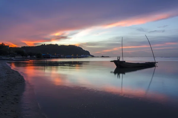 Landschaft mit Sonnenuntergang am Meer und wunderschönem Himmel, Bangpha, Thailand — Stockfoto