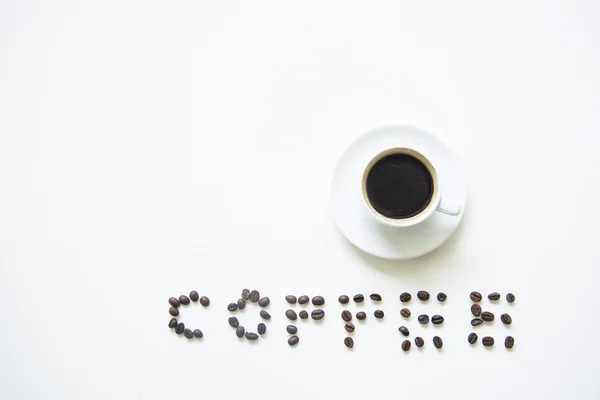 Taza de café sobre mesa de madera blanca, enfoque suave —  Fotos de Stock