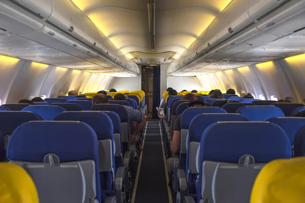 Внутренняя часть самолета с пассажирами на сиденьях, ожидающими тайка . — стоковое фото