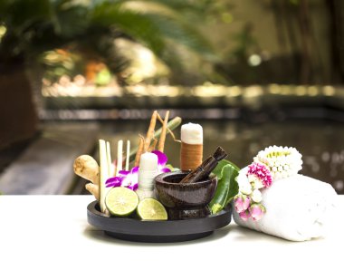 Top doğal Spa maddeler bitkisel sıkıştırmak ve alternatif tıp ve gevşeme Thai Spa bahis ile ipek kumaş, Tayland, Thailand, bitkisel maddeler odak seçin