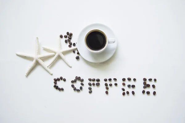 Taza de café sobre mesa de madera blanca, suave y seleccionar el enfoque — Foto de Stock