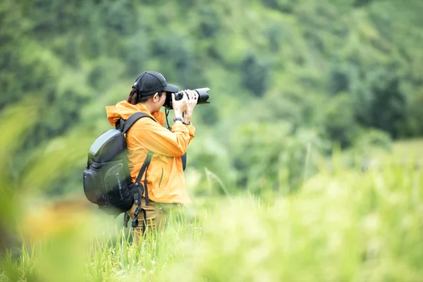 Professionele vrouw fotograaf nemen outdoor portretten met uitstekende lens — Stockfoto