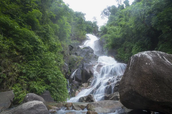 Cascada en bosque profundo en el parque nacional en Chanthaburi, Tailandia — Foto de Stock