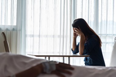 Kadınlar strain ve yatak sağlık durumu hastane odasında, select odak onun arkadaşı için endişeli