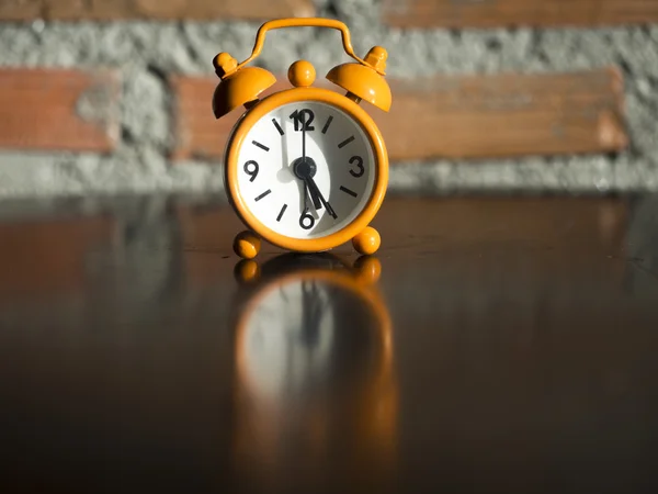 Vieille horloge orange sur la table en bois, sélectionnez focus — Photo