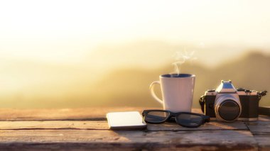 Buzlu kahveyi, dağların tepesinde, ağaçların üzerinde güneş ışığıyla kaplı bir yerde. Güzellik doğası. Yaşam Tarzı Konsepti