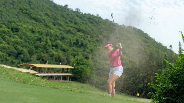 Ásia Golfista Mulher Batendo Bola Golfe Fora Uma Armadilha Areia — Fotografia de Stock