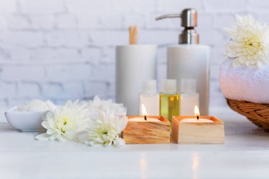 Güzellik masajı sağlık sağlığı. Beyaz çiçekli kadın için spa Thai terapisi aromaterapisi. Rahatlamak ve sağlıklı bakımı için doğa mumu. Yaşam tarzı ve kozmetik kavramı