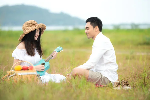 Lifestyle Koppel Gelukkige Huwelijksreis Zonnige Tijd Aziatisch Jong Stel Zitten — Stockfoto