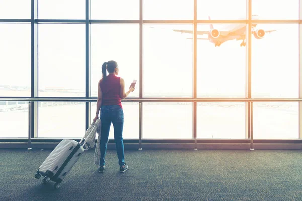 Plano Mulher Viajante Mochila Ver Voo Avião Janela Vidro Aeroporto — Fotografia de Stock