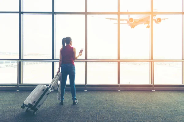 Plan Mujer Viajera Mochila Ven Vuelo Del Avión Ventana Cristal —  Fotos de Stock