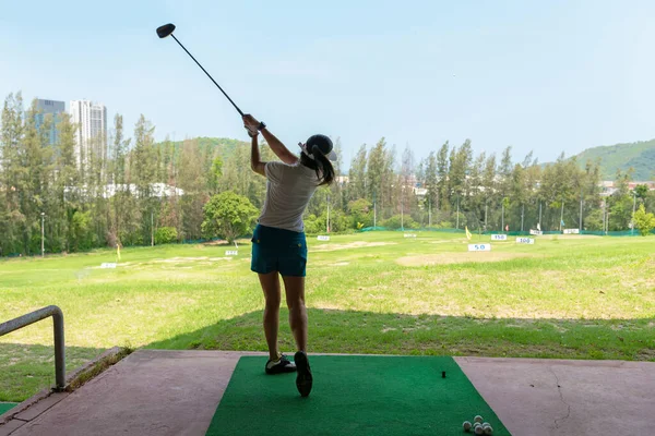 아시아 스포츠를 정시에 연습장에서 골프볼 연습을 양식과 스포츠 건강에 스포츠 — 스톡 사진