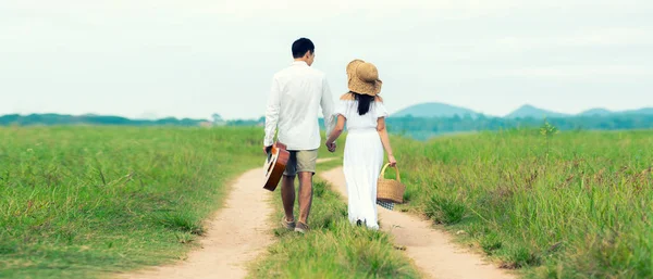 Estilo Vida Pareja Picnic Tiempo Soleado Asiático Joven Pareja Divirtiéndose — Foto de Stock